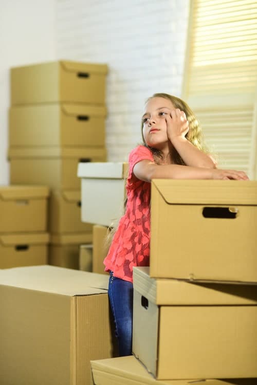 enfant triste lors d'un déménagement